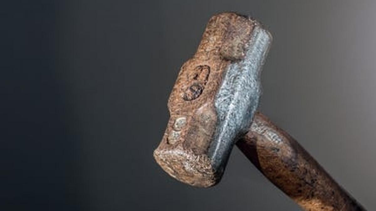 a atacat cu un ciocan trei persoane care i au batut la usa motivul pentru care o femeie a recurs la