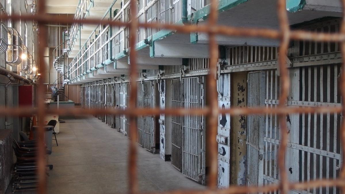 a evadat din inchisoare dar avea de gand sa se intoarca singur inapoi ce voia un detinut sa ia cu