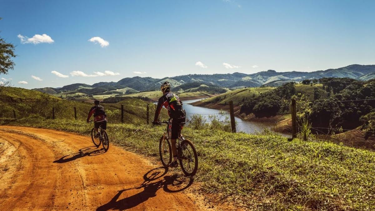 doi importanti ciclisti loviti de un camion in timp ce se antrenau