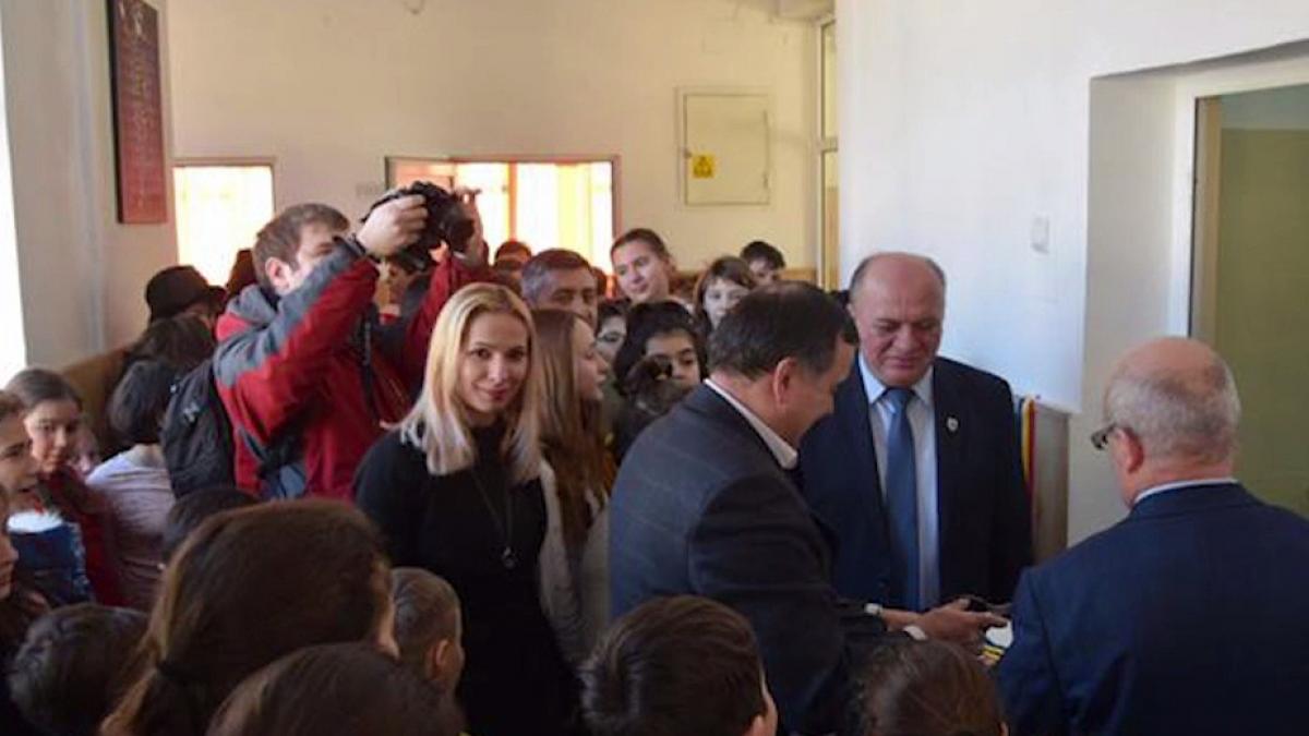 orasul in care toaletele dintr o scoala au fost inaugurate cu fast primarul a taiat panglica