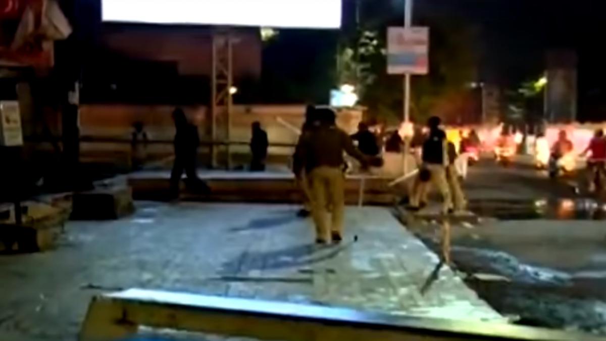 un film a provocat violente in india atacuri la cinematografe amenintari cu moartea si masini