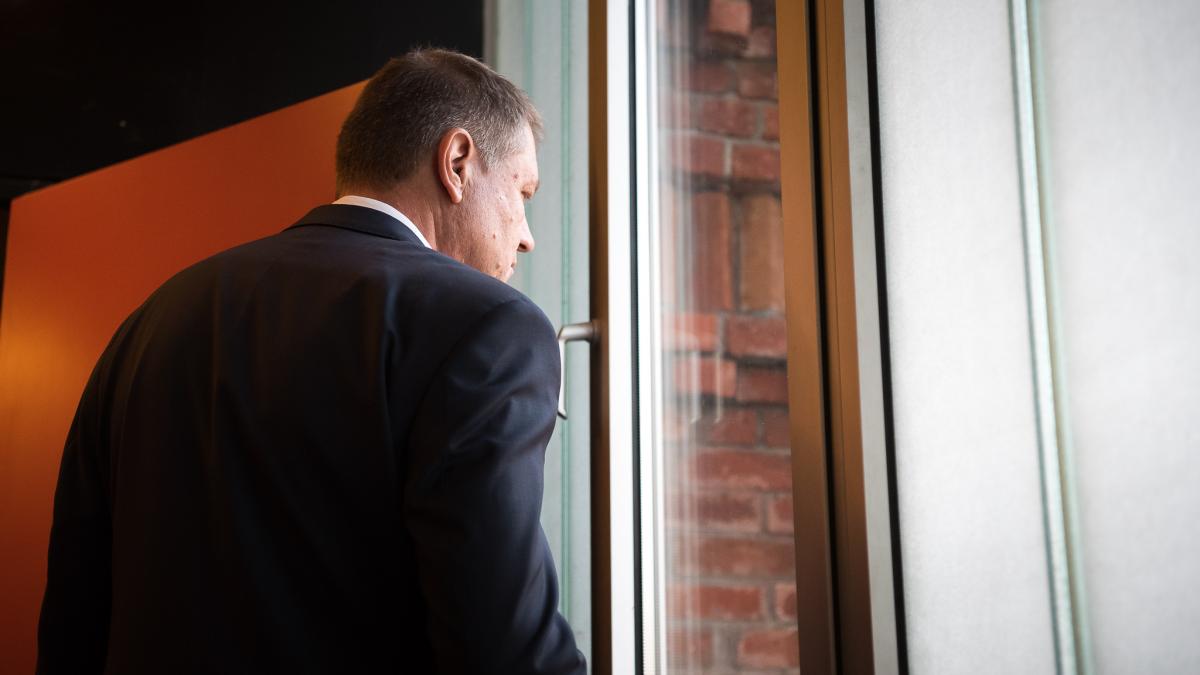 alba presedintele klaus iohannis fotografiat din nou in timp ce sta la rand pentru a urca pe partie