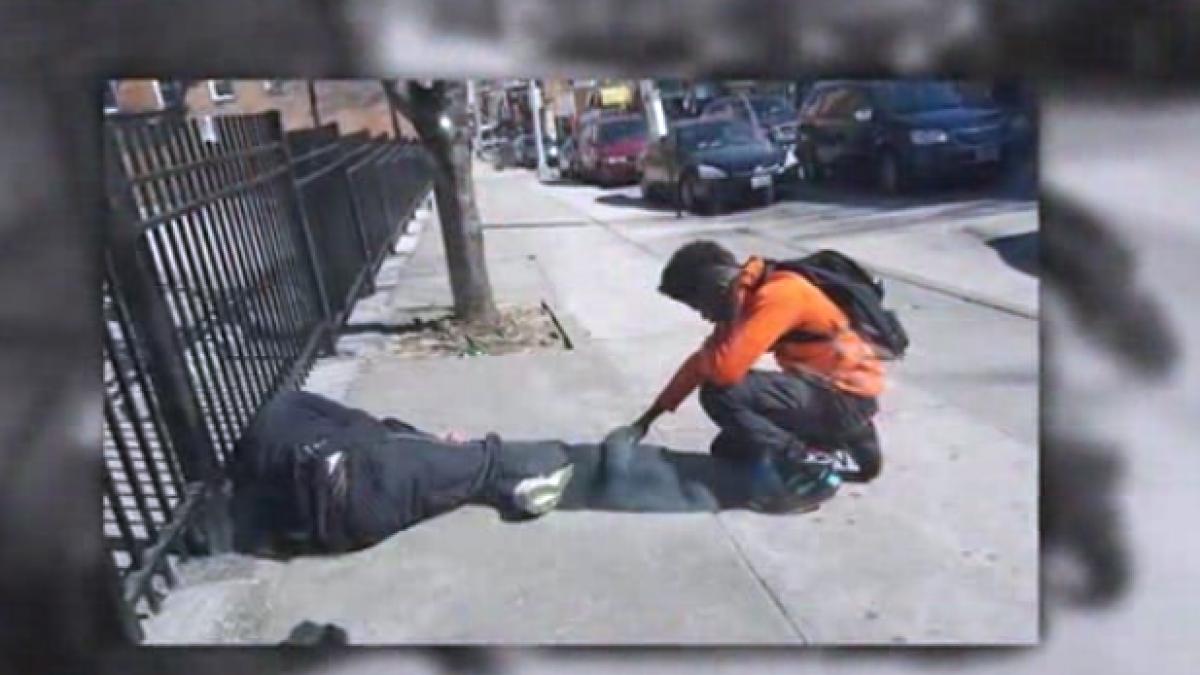 a vazut un tanar apropiindu se de un om al strazii iar politistul se pregatea sa intervina crezand