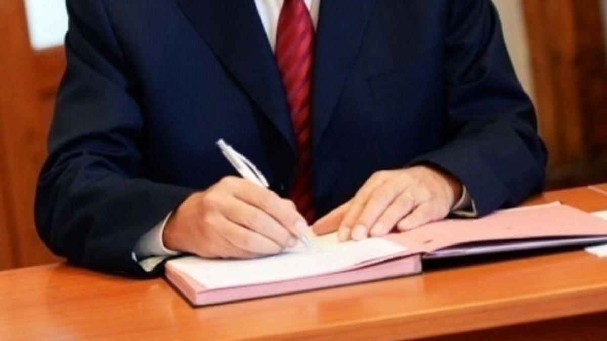 prima demisie in semn de protest fata de numirea lui valentin popa la ministerul educatiei