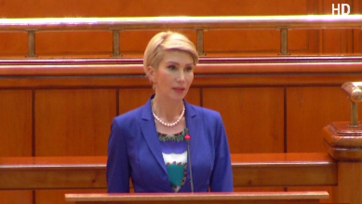 raluca turcan catre viorica dancila daca sunteti o femeie demna ar trebui sa va rugati sa nu