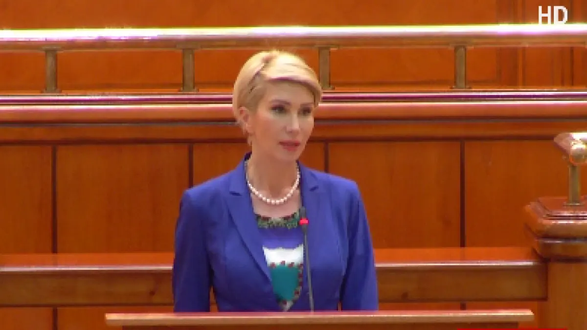 raluca turcan catre viorica dancila daca sunteti o femeie demna ar trebui sa va rugati sa nu