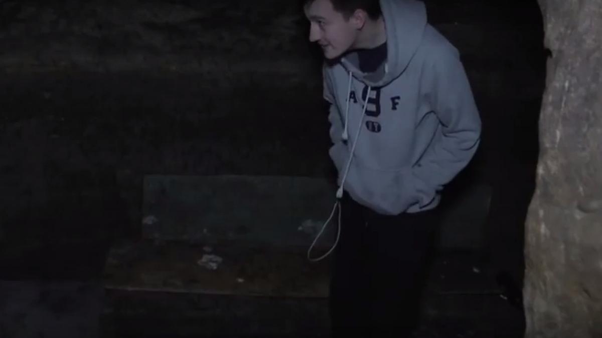 simteau ca ceva nu este in regula cu camera de camin in care se mutasera dar nu se asteptau la ce