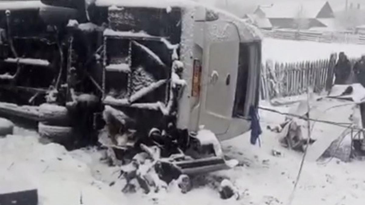 accident grav pe valea oltului un microbuz cu 11 persoane s a rasturnat