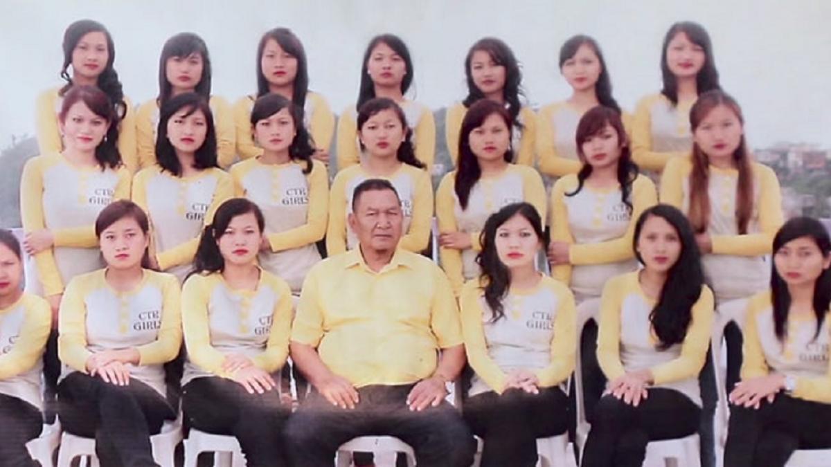 acest barbat are 39 de sotii cand jurnalistii au venit sa i ia interviu si au pus mainile in cap