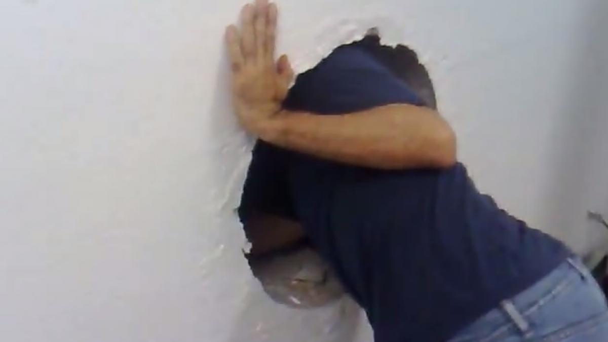 observa mereu cercuri ciudate pe perete asa ca a decis intr o zi sa vada de la ce apar a facut o