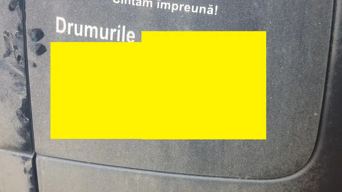 foto mesajul genial afisat de soferul unui logan pe luneta e imposibil sa nu fii de acord cu el