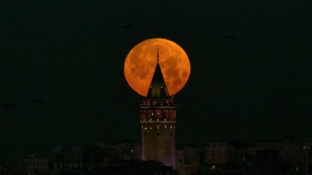 imagini spectaculoase cu super luna albastra sangerie in lume