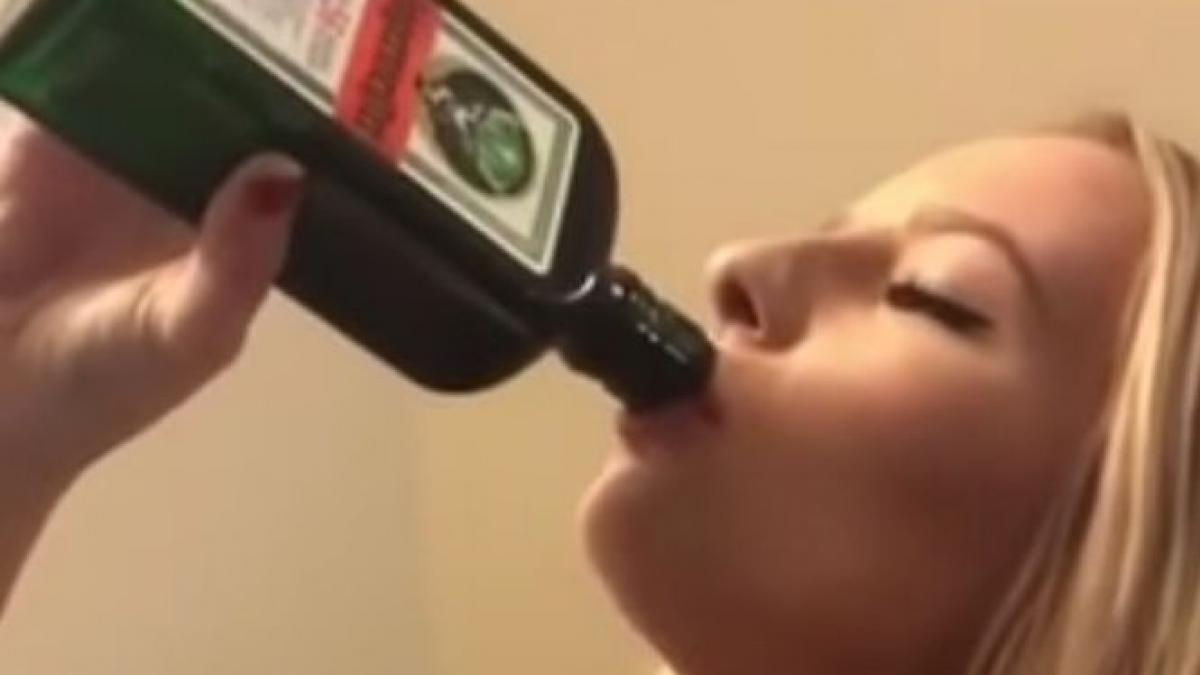 o tanara a baut o sticla cu alcool dintr o rasuflare ce s a intamplat cu ea apoi video