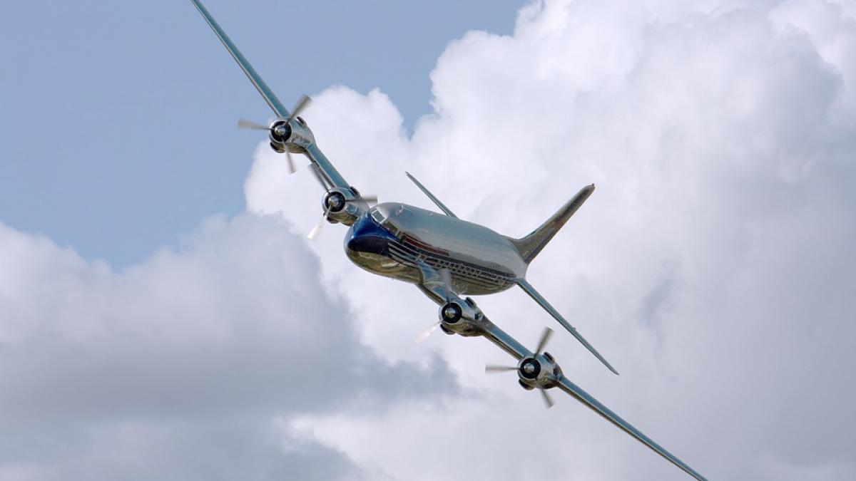 o toaleta infundata a determinat un avion care avea 84 de instalatori la bord sa se intoarca din