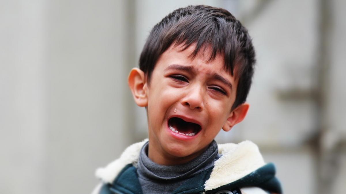 a vazut un baietel sarac in fata unui magazin de incaltaminte s a apropiat de el si l a intrebat ce