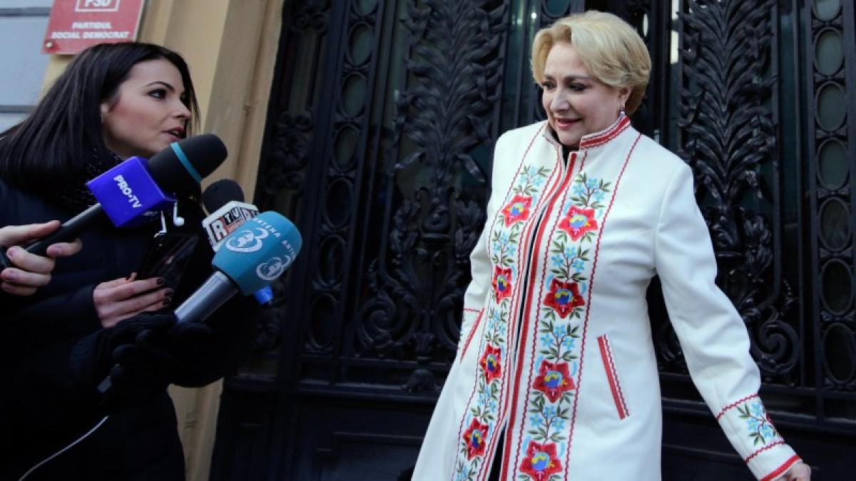 cine se ocupa de tinutele premierului viorica dancila ce pret are celebrul palton alb cu motive