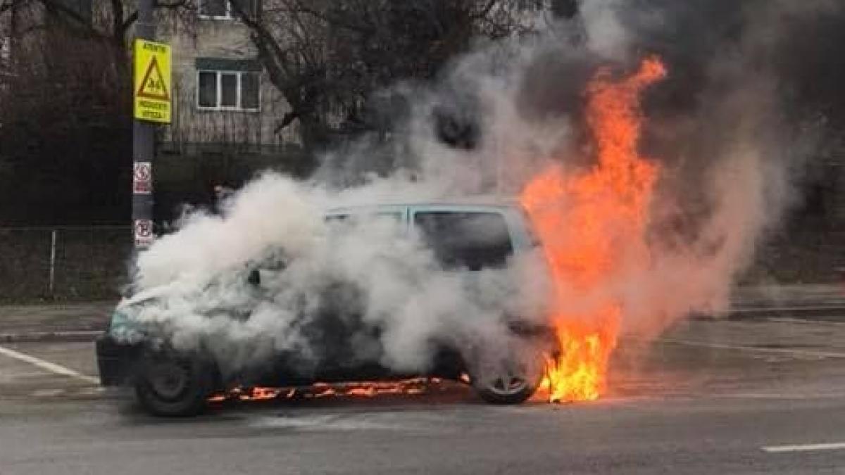 o masina a luat foc in timpul mersului