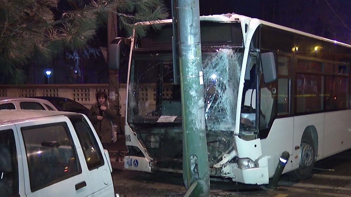 Un autobuz RATB a intrat într-un stâlp. Trei persoane au ajuns la spital