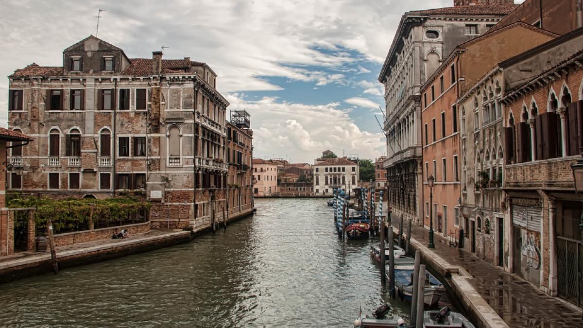 venetia lovita de blestemul super lunii albastre imagini dezolante din orasul