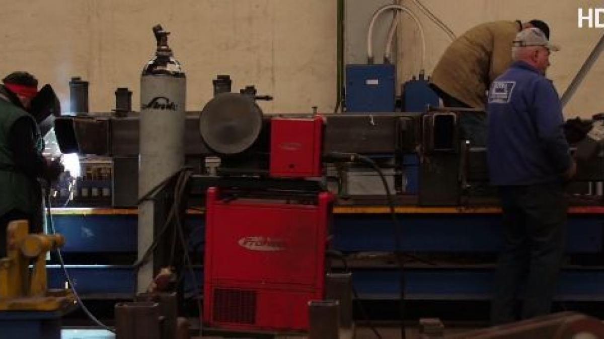 de necrezut angajati pusi sa vina cu bani de acasa