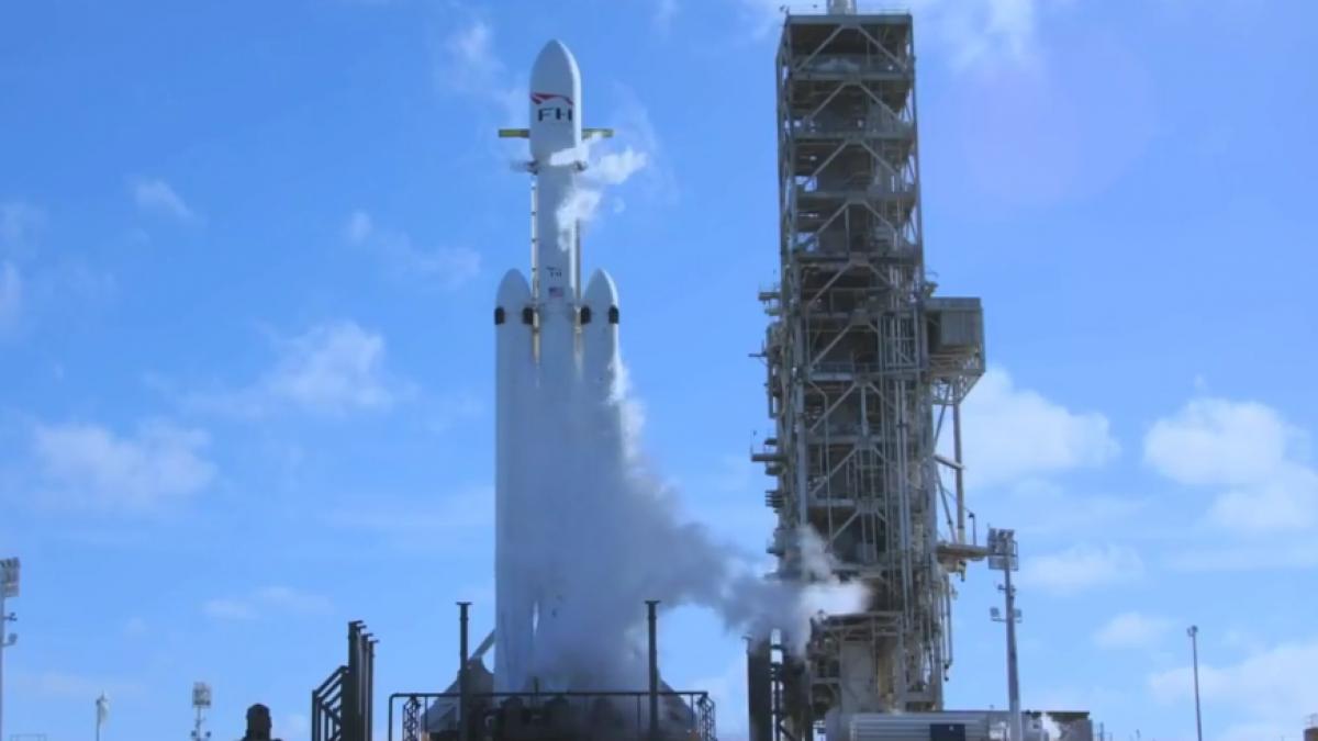 elon musk isi lanseaza racheta in spatiu primul pas spre o calatorie privata spre marte live video