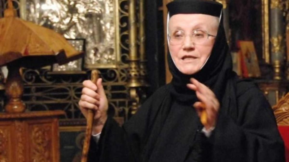 maica siluana sa te asezi in genunchi dar sa nu te rogi din carte sa spui asa simplu in numai doua