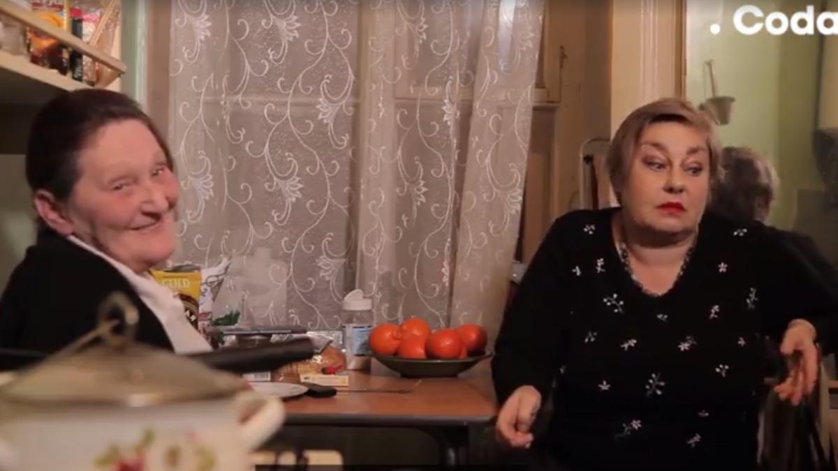 doua bunicute au devenit vedetele internetului dupa ce au protestat intr un mod incredibil video