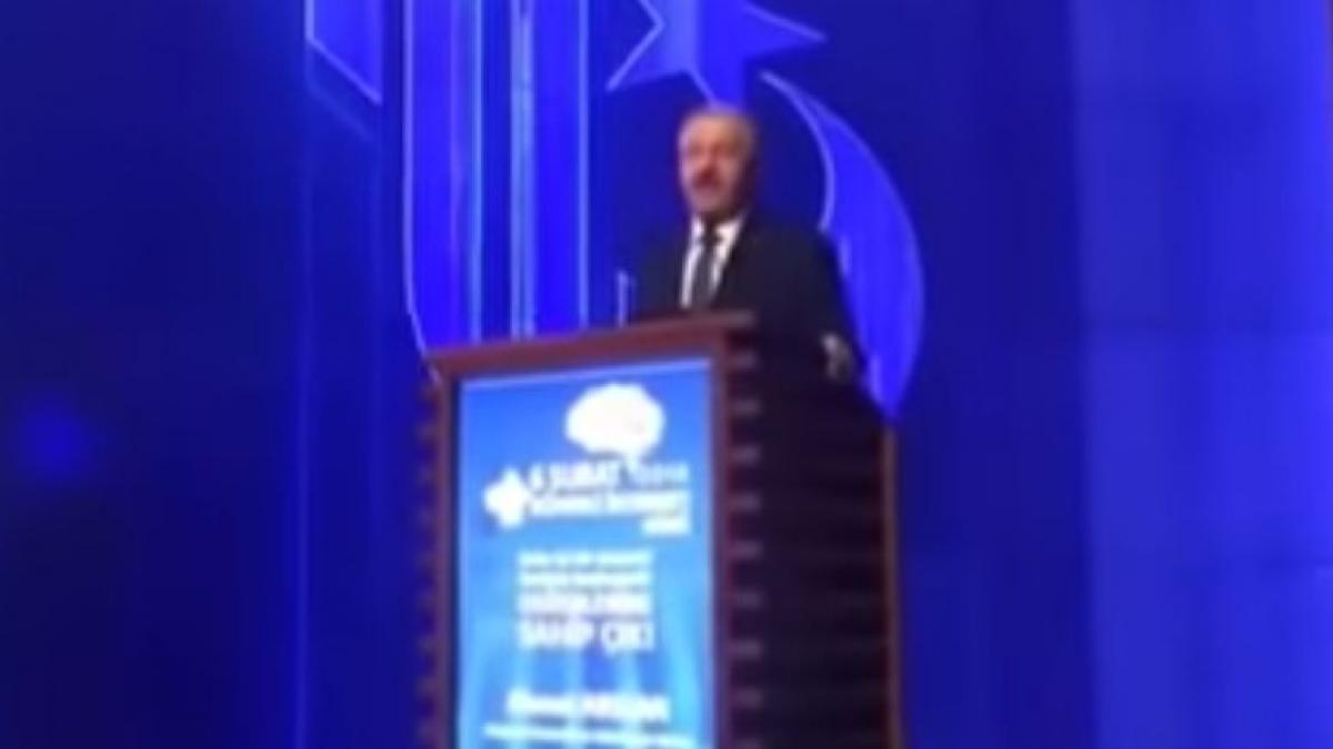 ministrul turc al transporturilor intrerupt in repetate randuri de un robot in timp ce sustinea un