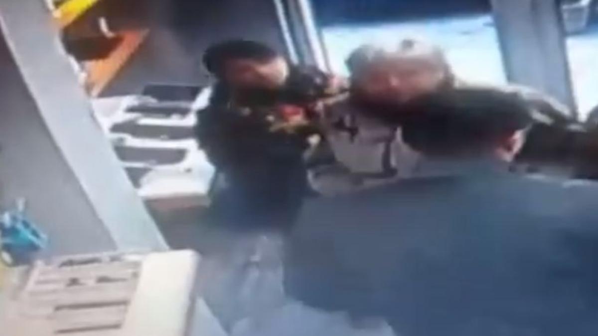 o tanara de 25 de ani surprinsa in timp ce fura o tableta dintr un magazin video