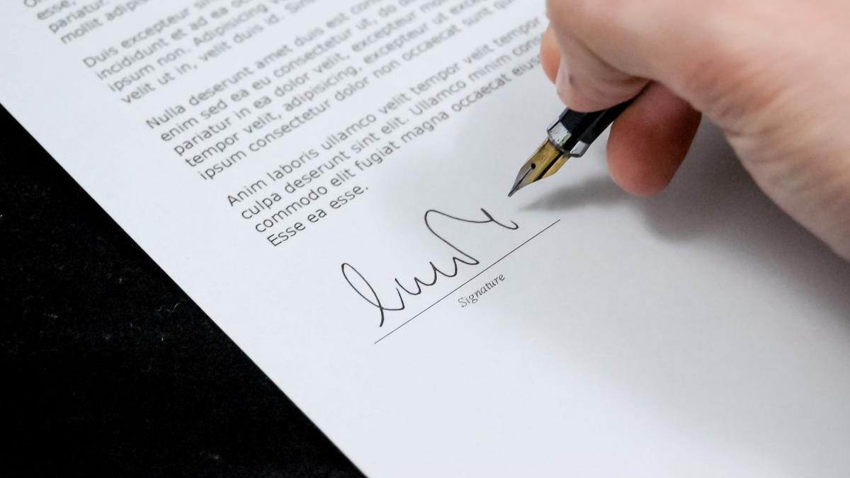 sute de artisti solicita schimbarea codului fiscal