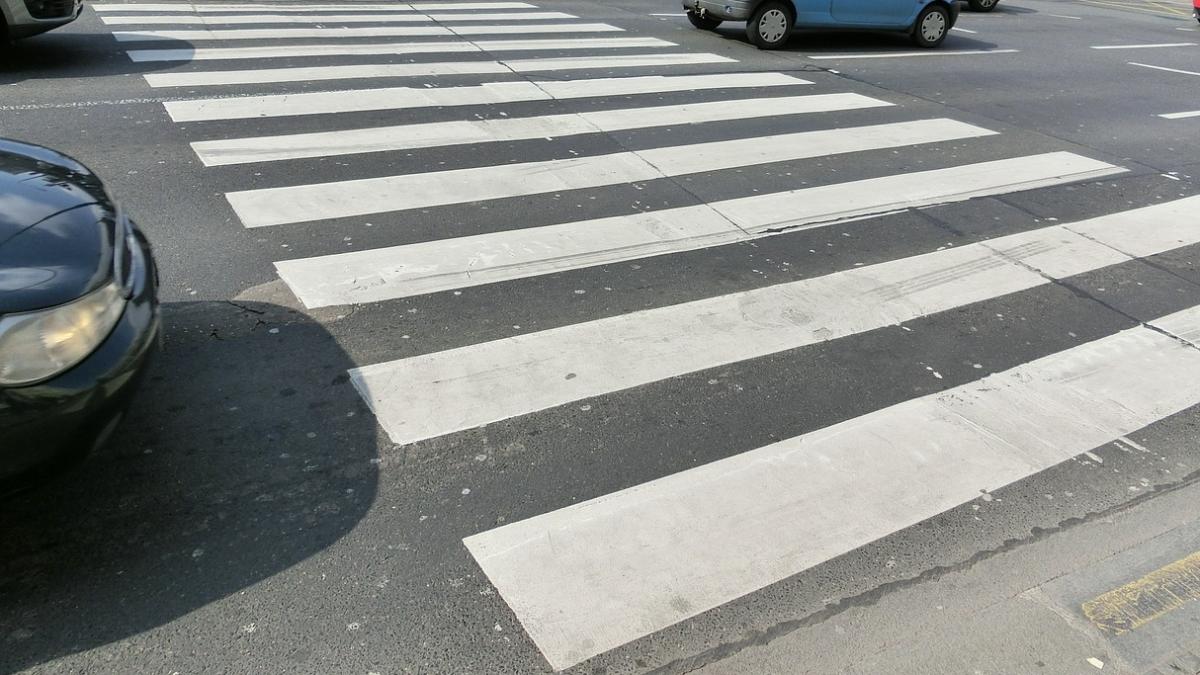 un barbat a adormit pe trecerea de pietoni si a speriat toti trecatorii ce s a intamplat in scurt