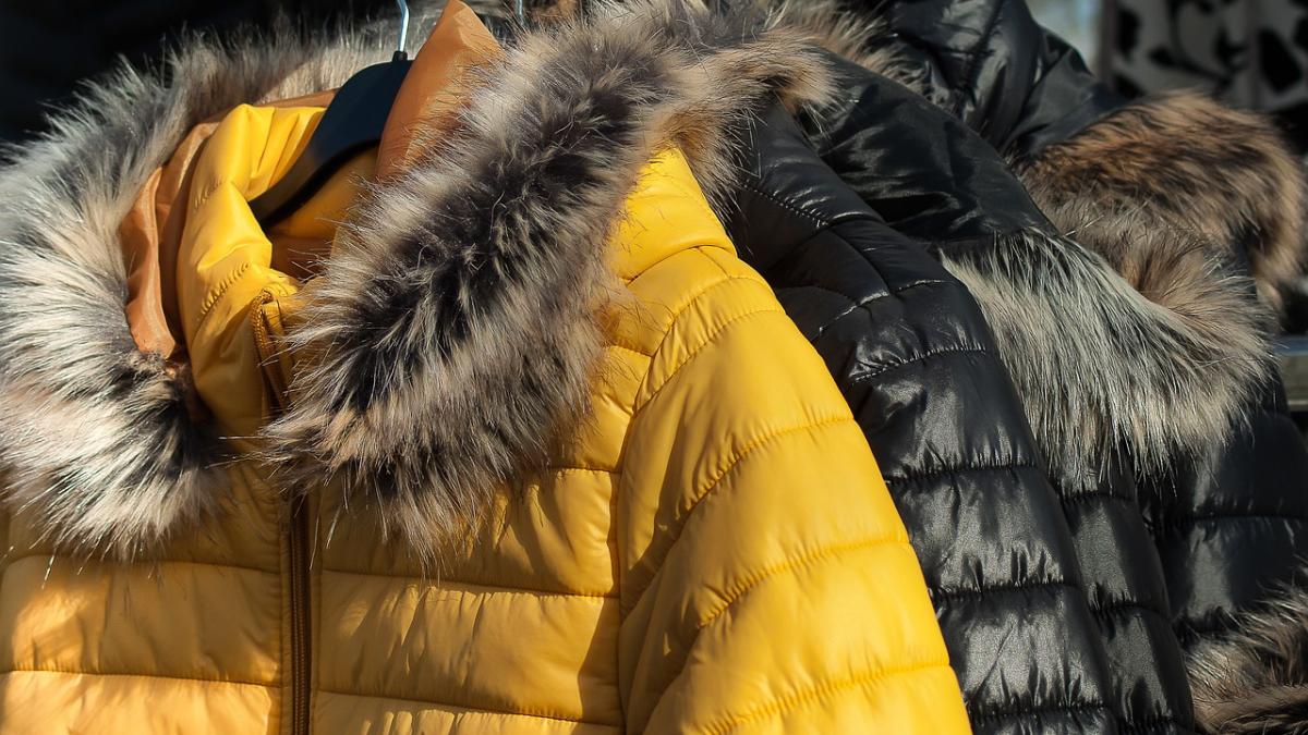 ce a gasit un voluntar in buzunarul unei haine donate celor sarmani tanarul a alertat imediat