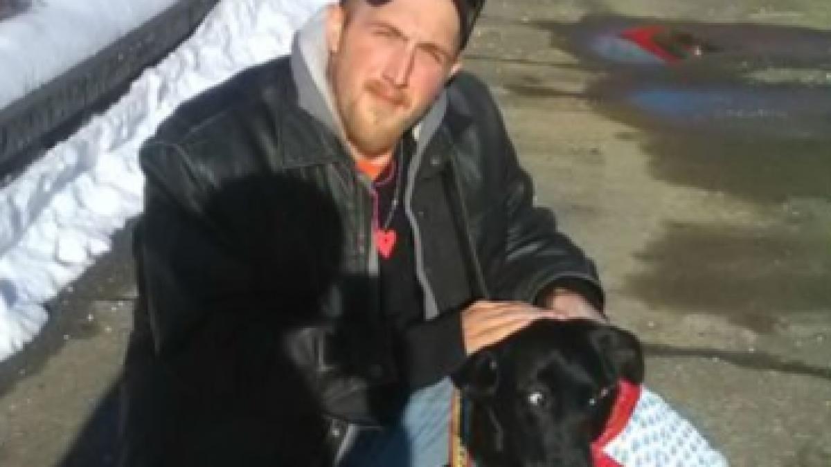 s a luptat cu ursul fiindca i a atacat catelul e incredibil cum a reusit tanarul sa scape foto