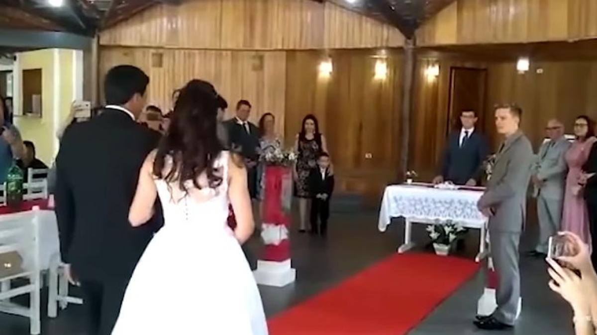 se indrepta spre altar cand au inceput sa se auda zgomote ciudate toti invitatii au izbucnit in ras