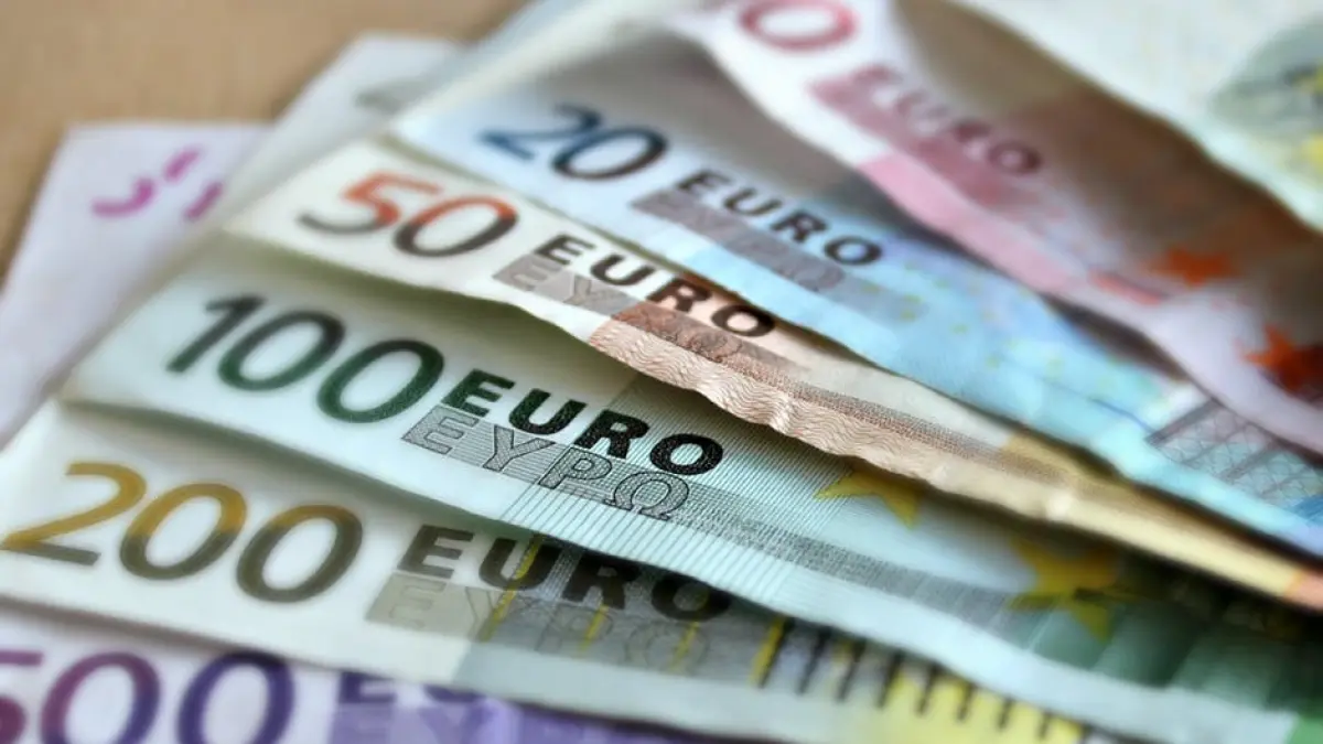 un angajat al primariei prins in flagrant in timp ce lua mita pentru a concesiona morminte
