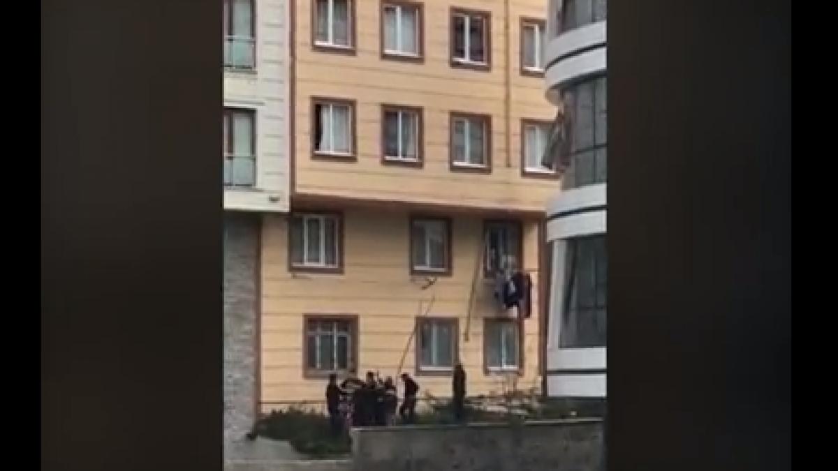imagini socante cu un copil care cade de la balcon a fost salvat in ultimul moment video