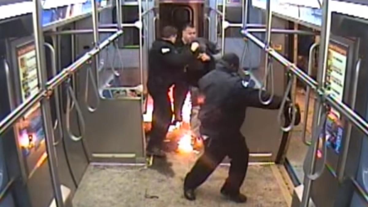 incident neasteptat la metrou un barbat a incendiat unul dintre vagoane video