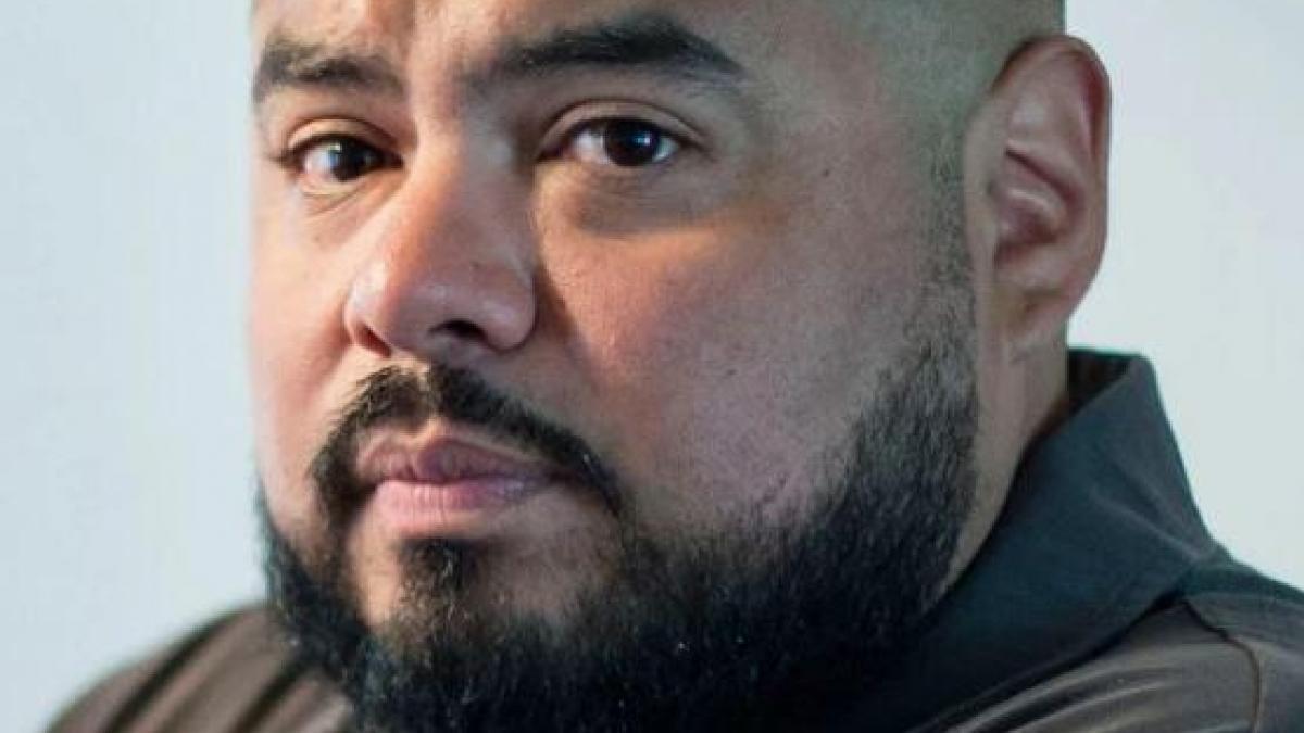 si a urmarit intr o zi sotia sa vada unde se duce dar nu se astepta la asta femeia a intrat intr o