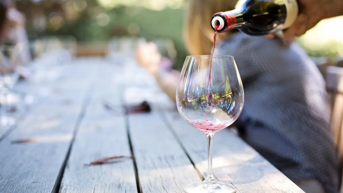a fost descoperita o sticla cu vin vechi de 1 700 de ani ce se intampla in corp daca il bei