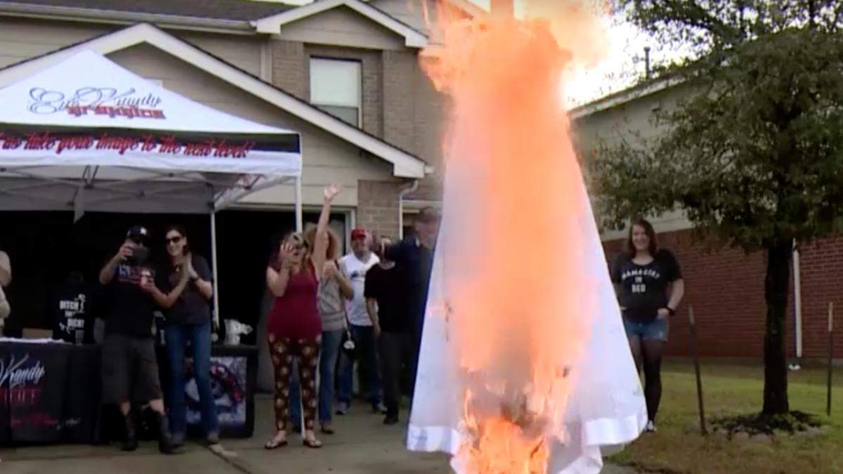 a divortat dupa care a ars rochia de mireasa de fata cu toata lumea motivul este halucinant