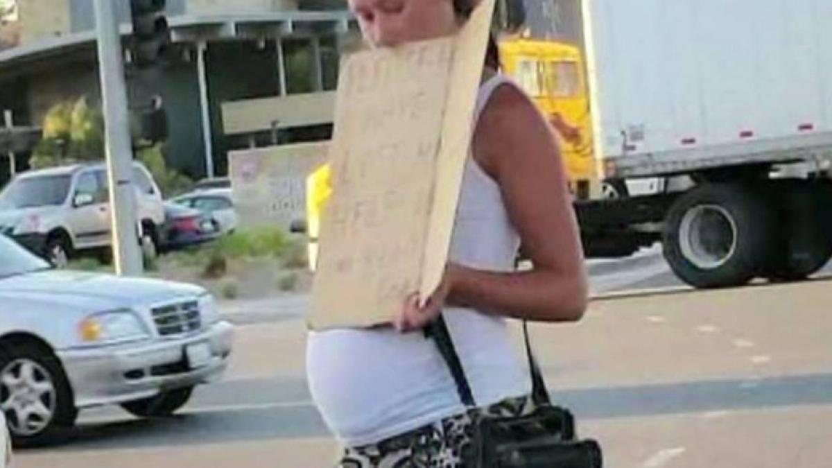 a vazut o femeie insarcinata cersind in parcarea unui supermarket alaturi de un copil a decis sa o