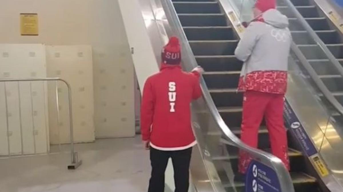 cea mai nebuna metoda de a urca scarile rulante demonstrata de un sportiv la jocurile olimpice video