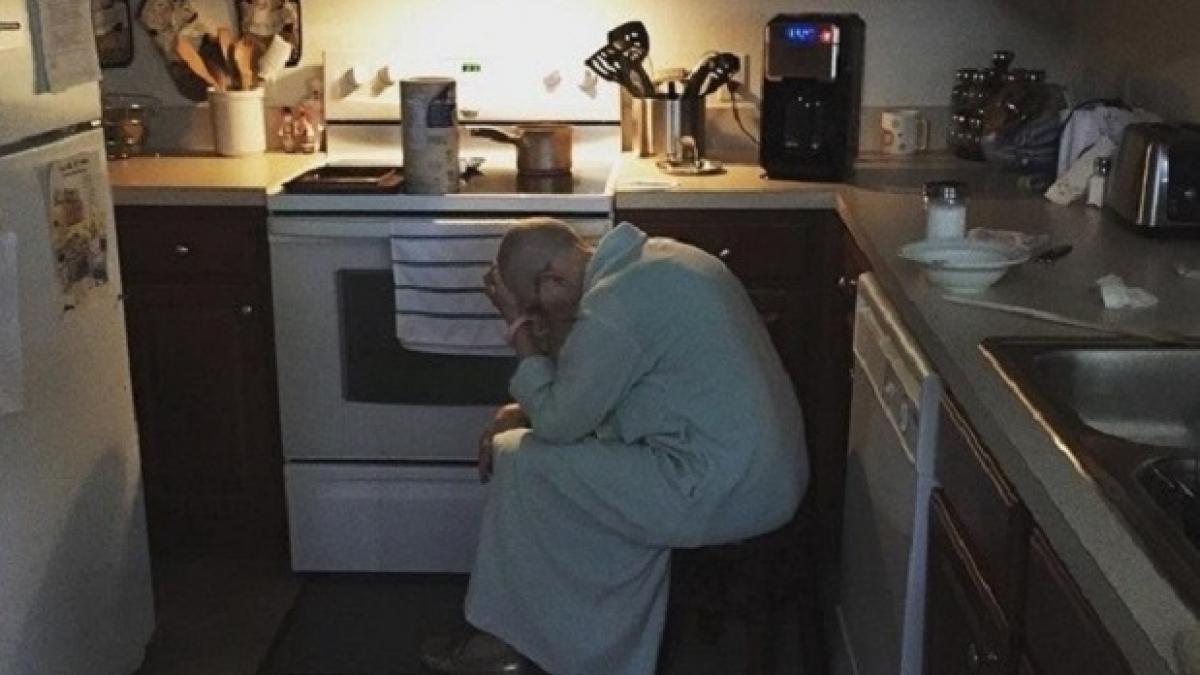 i a facut o fotografie soacrei lui in timp ce statea in bucatarie iar apoi a postat pe intrernet un