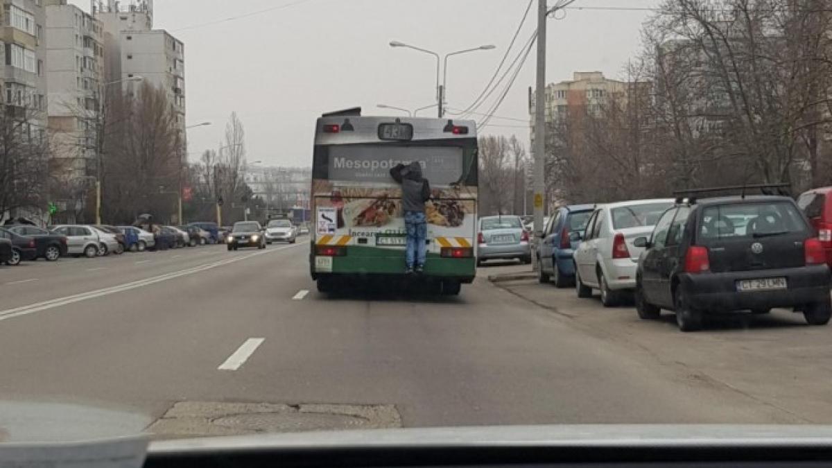 incredibil cum a putut un tanar din constanta sa circule cu autobuzul a fost filmat de un alt sofer