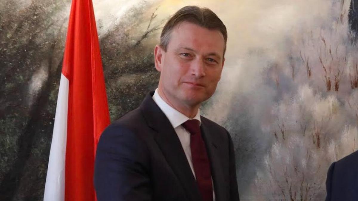 ministrul de externe din olanda a demisionat dupa ce a fost acuzat de minciuna