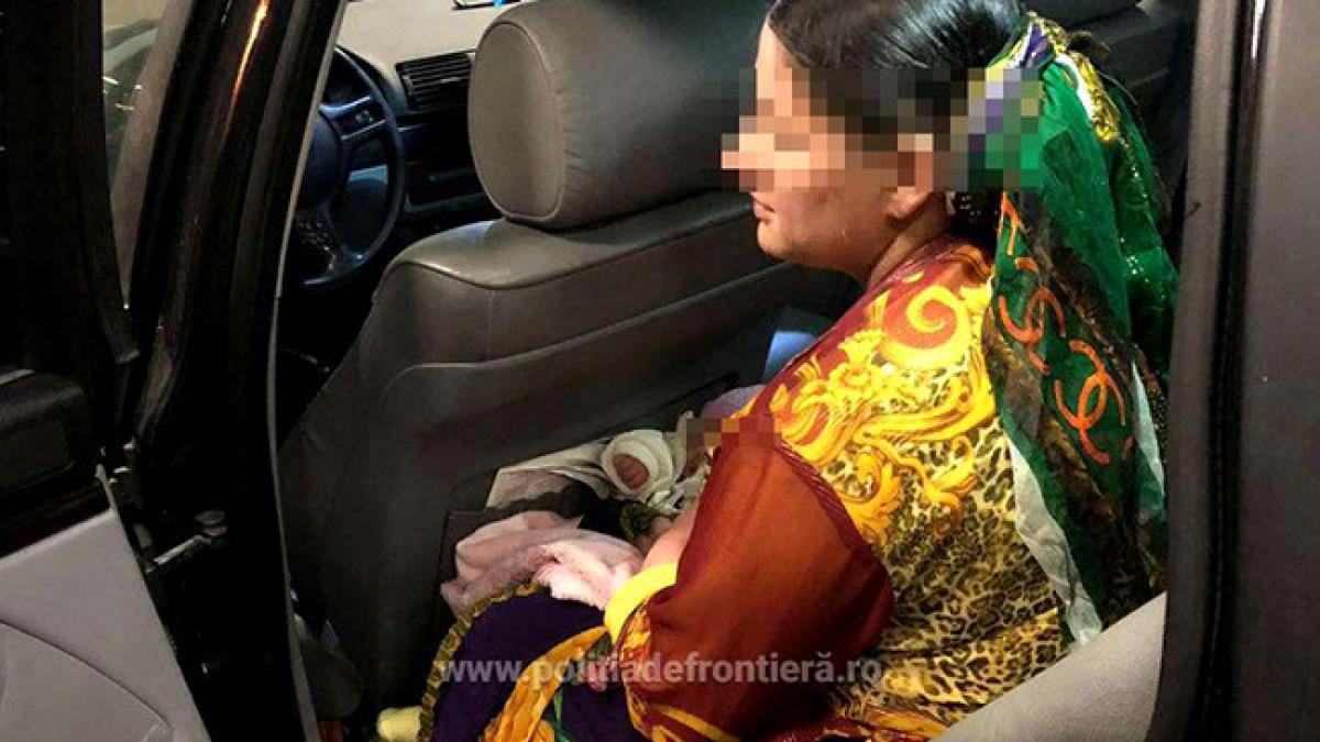o femeie de etnie roma si a ascuns bebelusul abia nascut sub fusta pentru a l scoate din tara