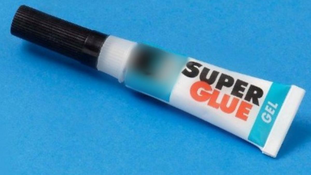 tu stii raspunsul de ce superglue nu se lipeste in interiorul tubului