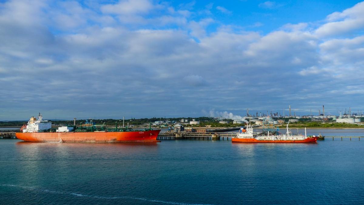 alerta in marea neagra nava incarcata cu petrol pericol de scufundare