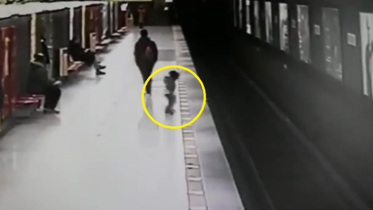 clipe de groaza la metrou copil de doi ani cazut intre sinele de tren video