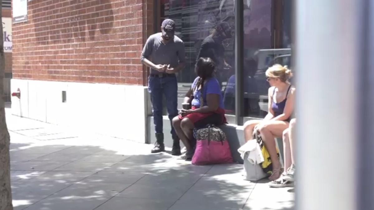 i a oferit unei femei fara adapost o importanta suma de bani si a decis sa o urmareasca sa vada ce